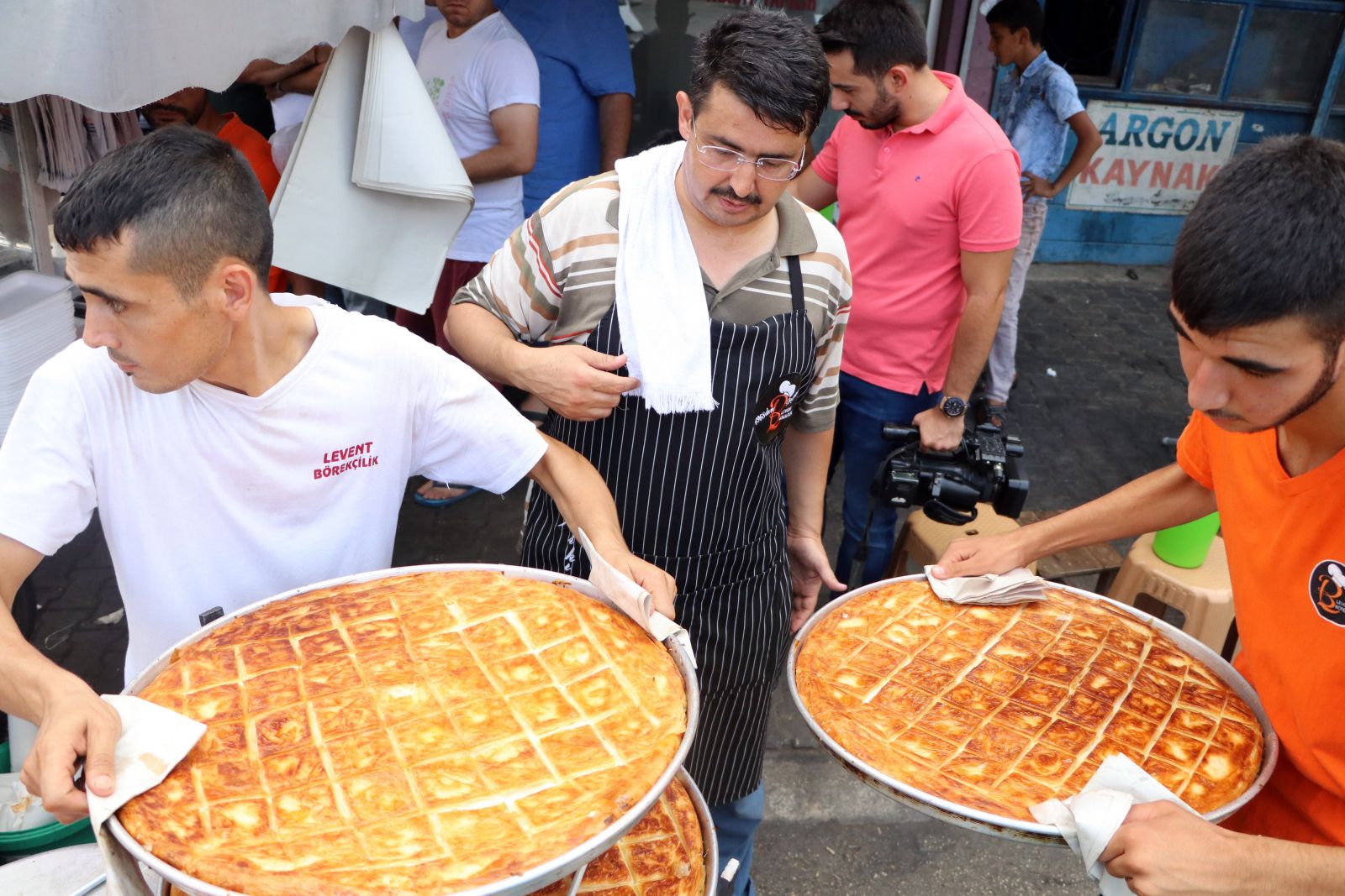 Adana'nın meşhur böreği için sıra numarası alarak kuyrukta bekliyorlar