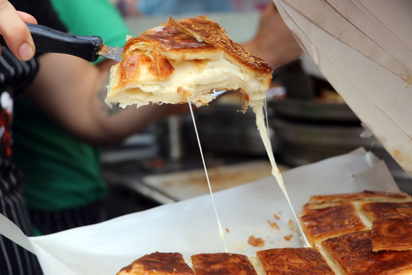 Adana'nın meşhur böreği için sıra numarası alarak kuyrukta bekliyorlar