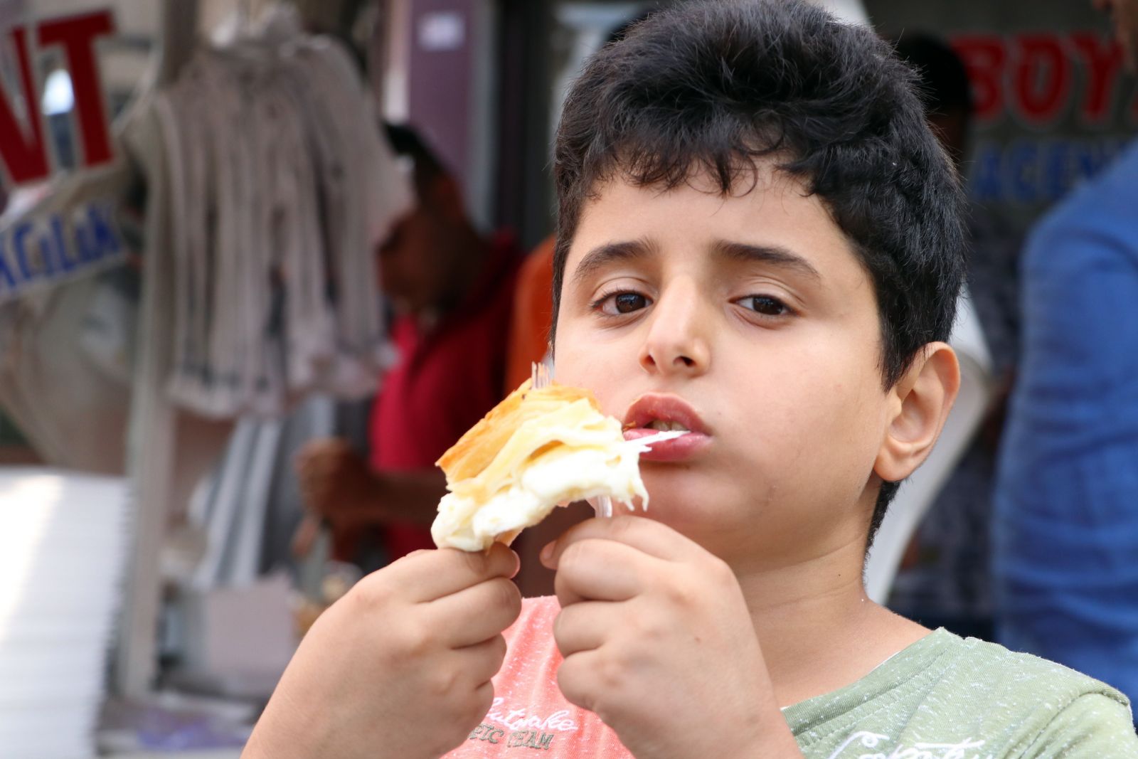 Adana'nın meşhur böreği için sıra numarası alarak kuyrukta bekliyorlar