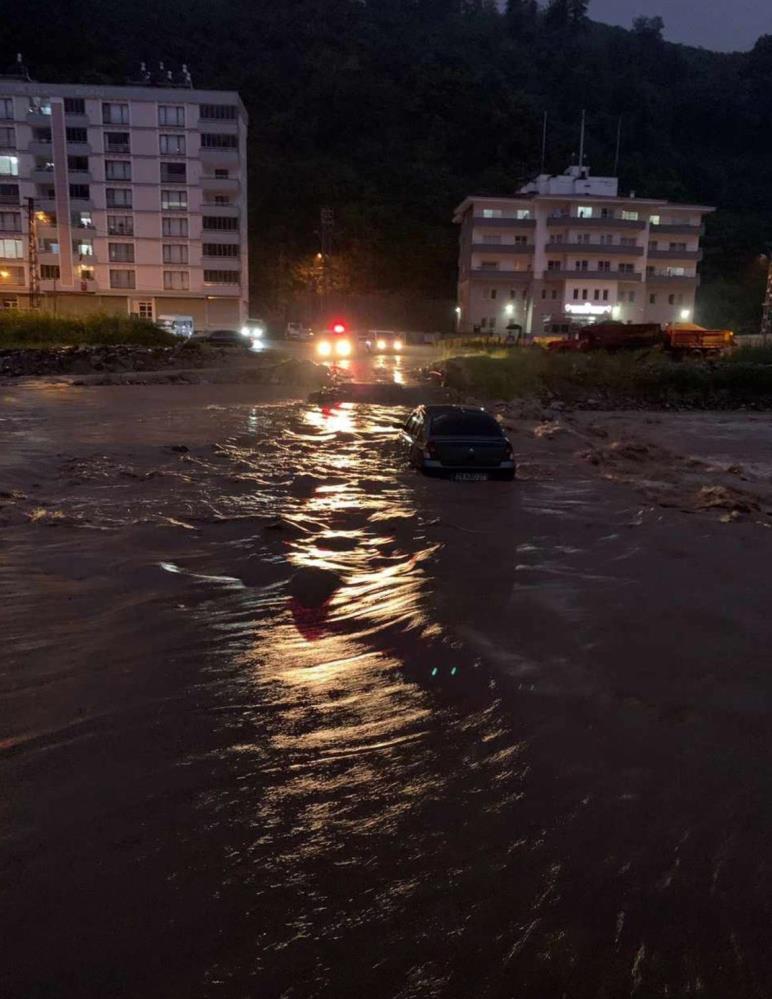 Baraj kapağı açıldı, vatandaş mahsur kaldı