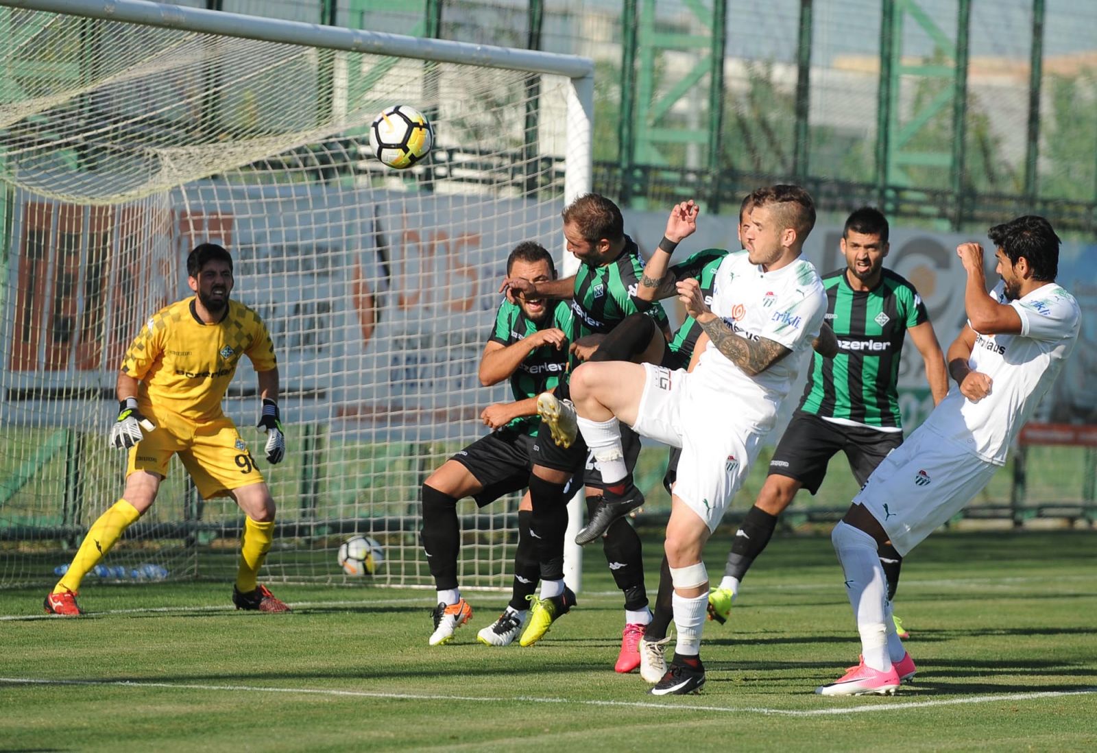 Bursaspor, Sakaryaspor'u 4-1 mağlup etti