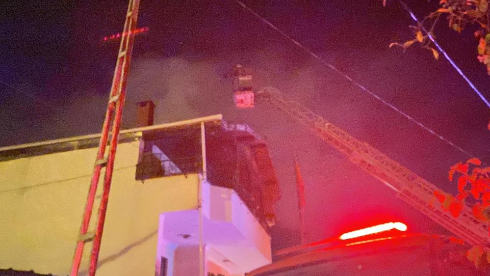 Bursa'da yangın: Yaşlı adamı alevlerin arasından kurtardılar