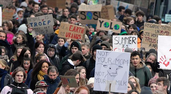 Brüksel'de öğrencilerden iklim protestosu