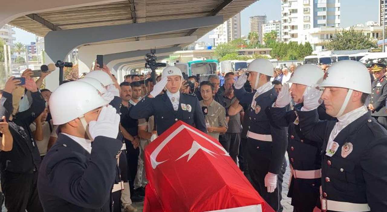 Şehit polise acı veda! Bakan Soylu Mersin şehidi için düzenlenen törende gözyaşlarına tutamadı Şehit polise acı veda! Bakan Soylu Mersin şehidi için düzenlenen törende gözyaşlarına tutamadı