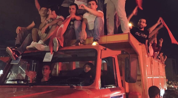 Demokrasi nöbetinde Başbakan Yıldırım'ı ağlatan fotoğraf Demokrasi nöbetinde Başbakan Yıldırım'ı ağlatan fotoğraf