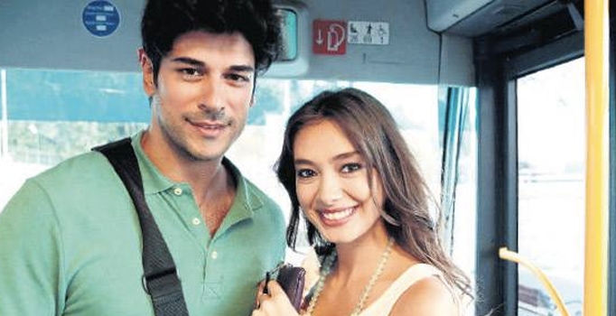 Burak Özçivit için birbirlerine girdiler Burak Özçivit için birbirlerine girdiler