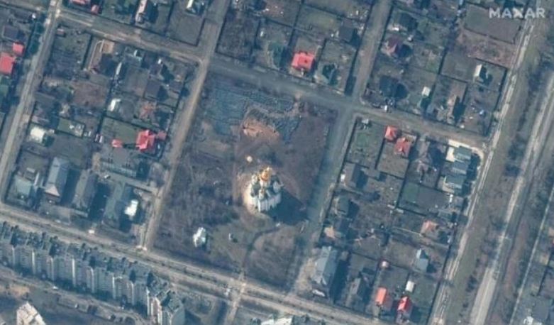 Buça'da korkunç katliam! Kilise bahçesindeki toplu mezar görüntülendi