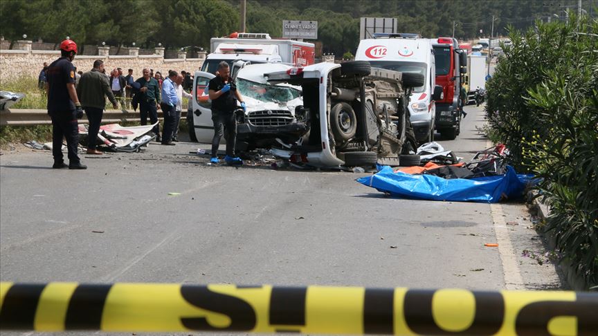 İzmir'de feci kaza: Ölü ve yaralılar var