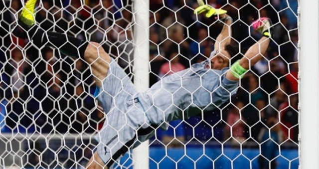 Buffon yere çakıldı