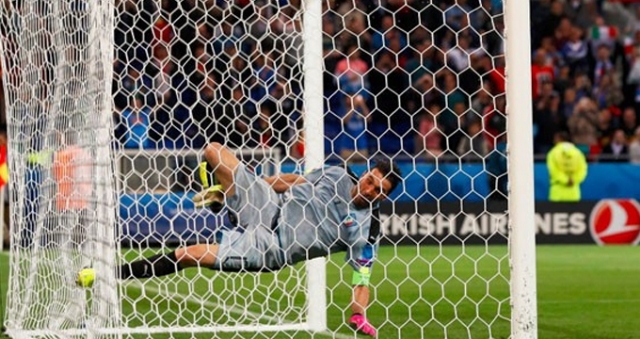 Buffon yere çakıldı