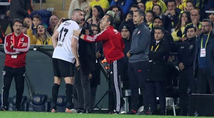 Burak Yılmaz oyundan çıkarken 4. hakeme tepki gösterdi: 'Çık, sen oyna'