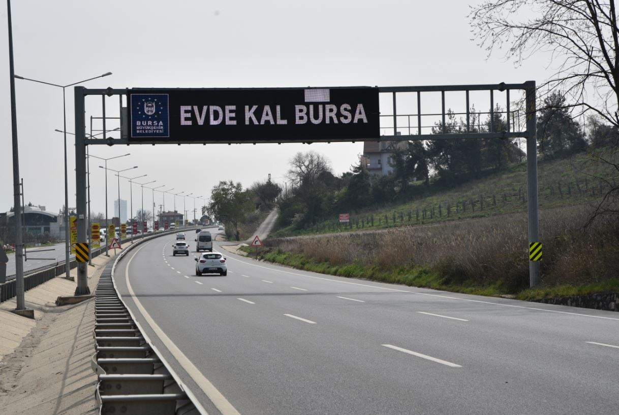 Bursa'da koronavirüsle mücadeleye anlamlı destek! Tüm ışıklar 'Evde Kal' diyor
