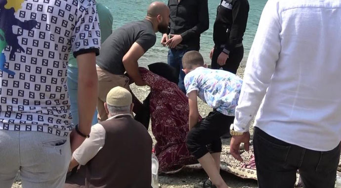 3 çocuğunu kurtarmak isterken kendi öldü