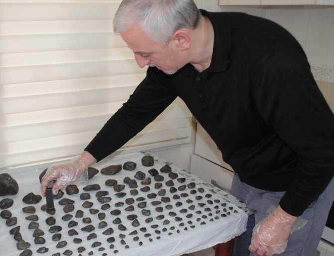 Elindeki göktaşlarını gramı 80 dolardan satıyor