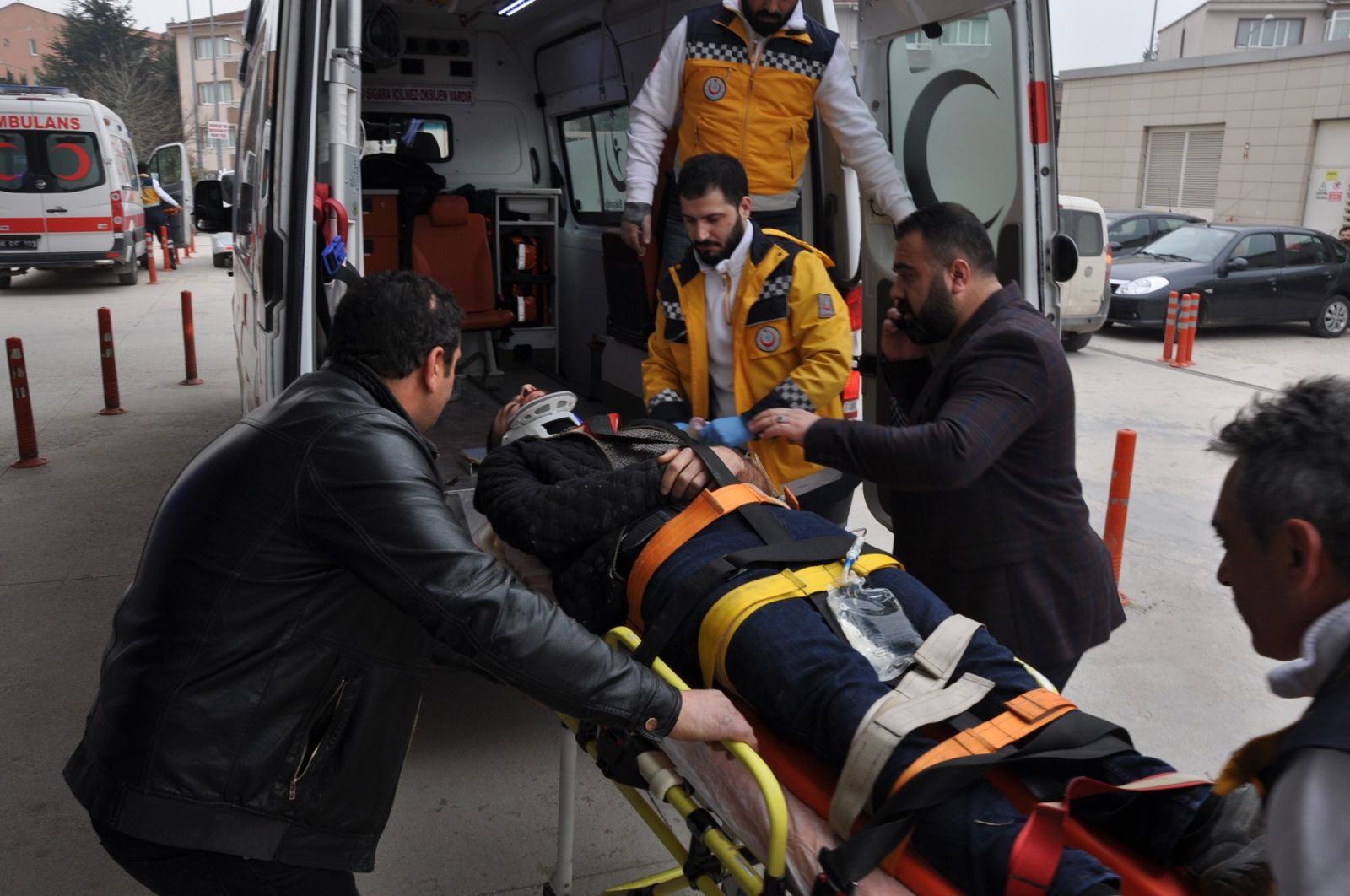 Bursa'da otomobil tarlaya uçtu: 6 yaralı