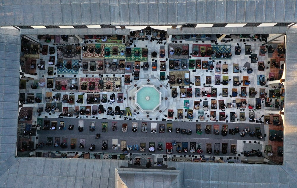 Sosyal mesafe ve maskeli bayram namazı