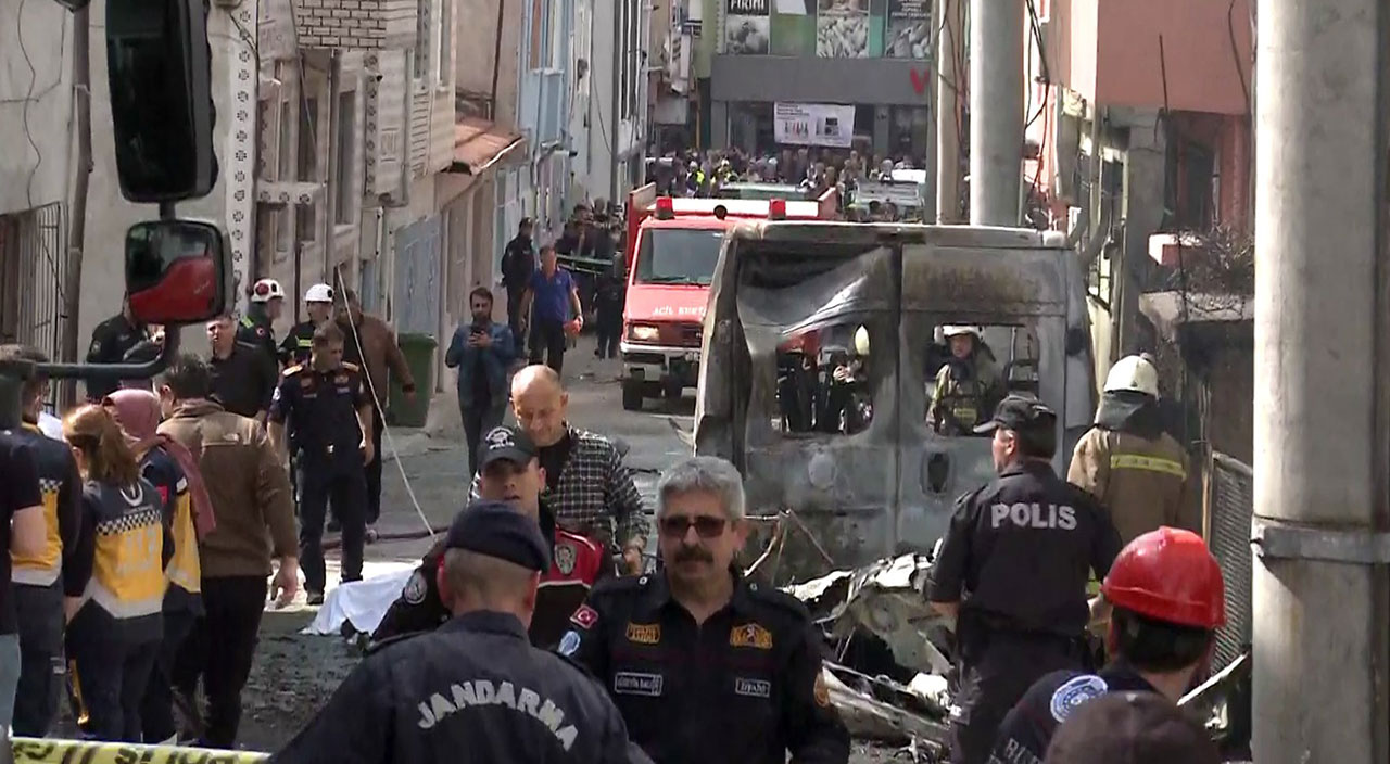 Son dakika! Bursa'da uçak evlerin arasına düştü: 2 ölü