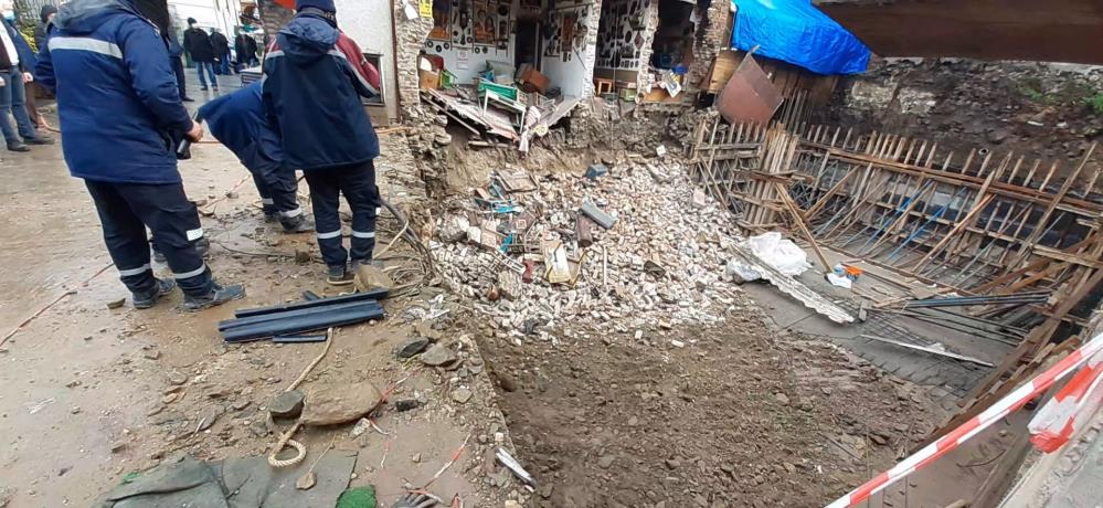 Bursa'da kafe büyük gürültüyle çöktü, facianın eşiğinden dönüldü
