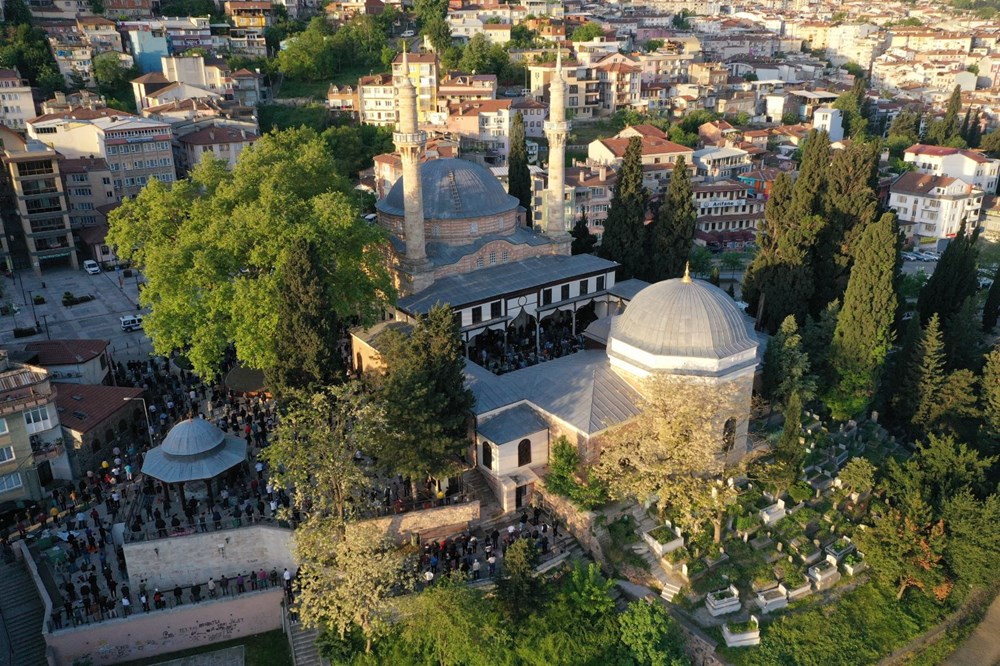 Sosyal mesafe ve maskeli bayram namazı