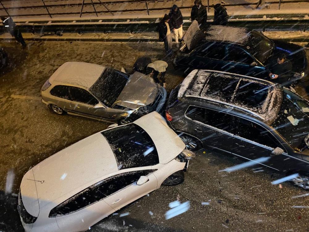 Bursa'da buzlanan yolda 11 araç birbirine girdi