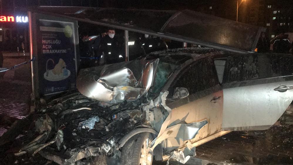 Sürücü kontrolü kaybetti, ilk önce işçi servisine ardından durağa girdi:1 ölü, 4 yaralı