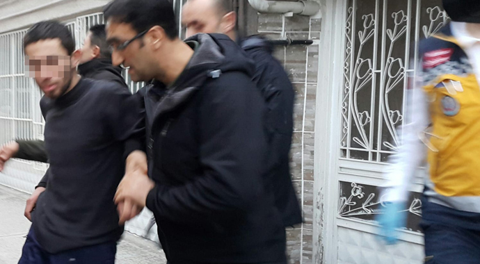 Bileklerini kesti, gazetecileri görünce 