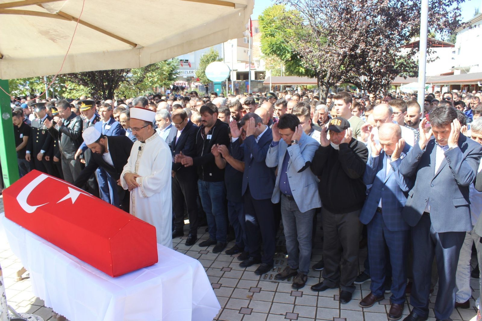 Bursa şehidine ağlıyor... 20 yaşındaki genç asker dualarla son yolculuğuna uğurladı