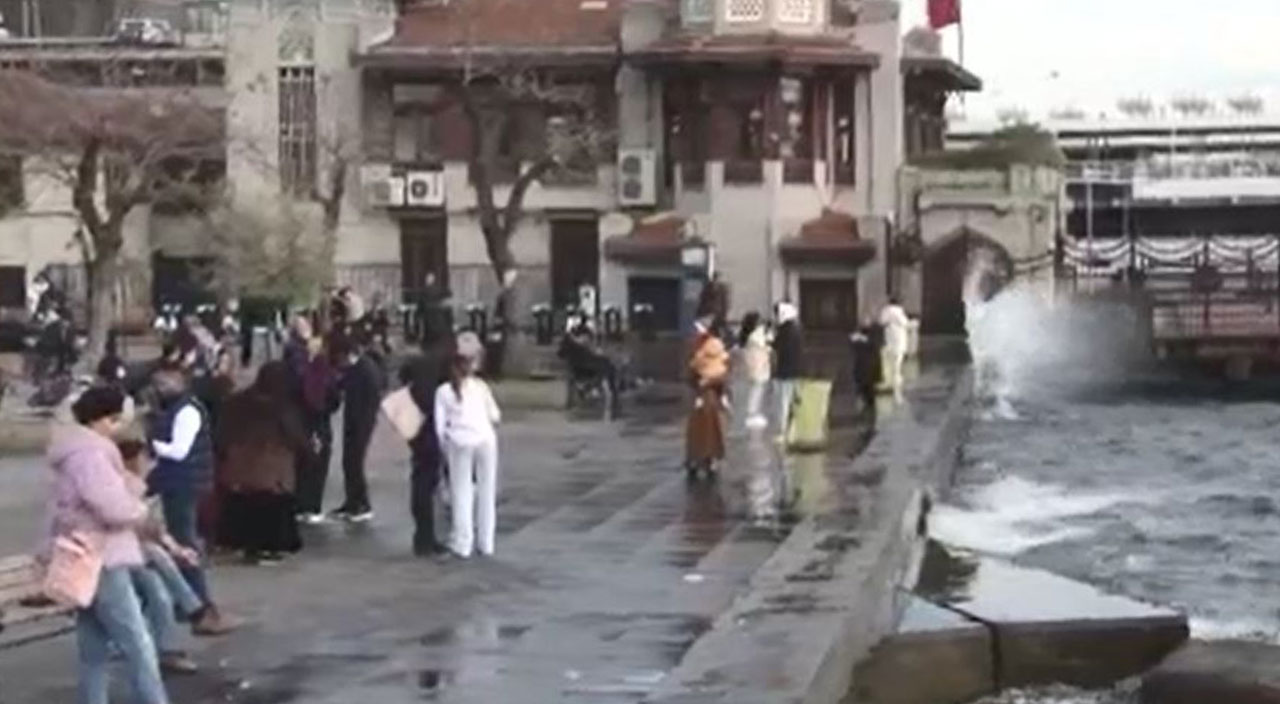 İstanbul’da lodos: Dalgaların yüksekliği metreleri buldu