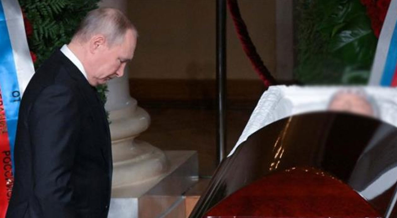 Putin İstanbul'a atom bombası atılmasını öneren vekilin cenazesine nükleer çantayla katıldı Putin İstanbul'a atom bombası atılmasını öneren vekilin cenazesine nükleer çantayla katıldı