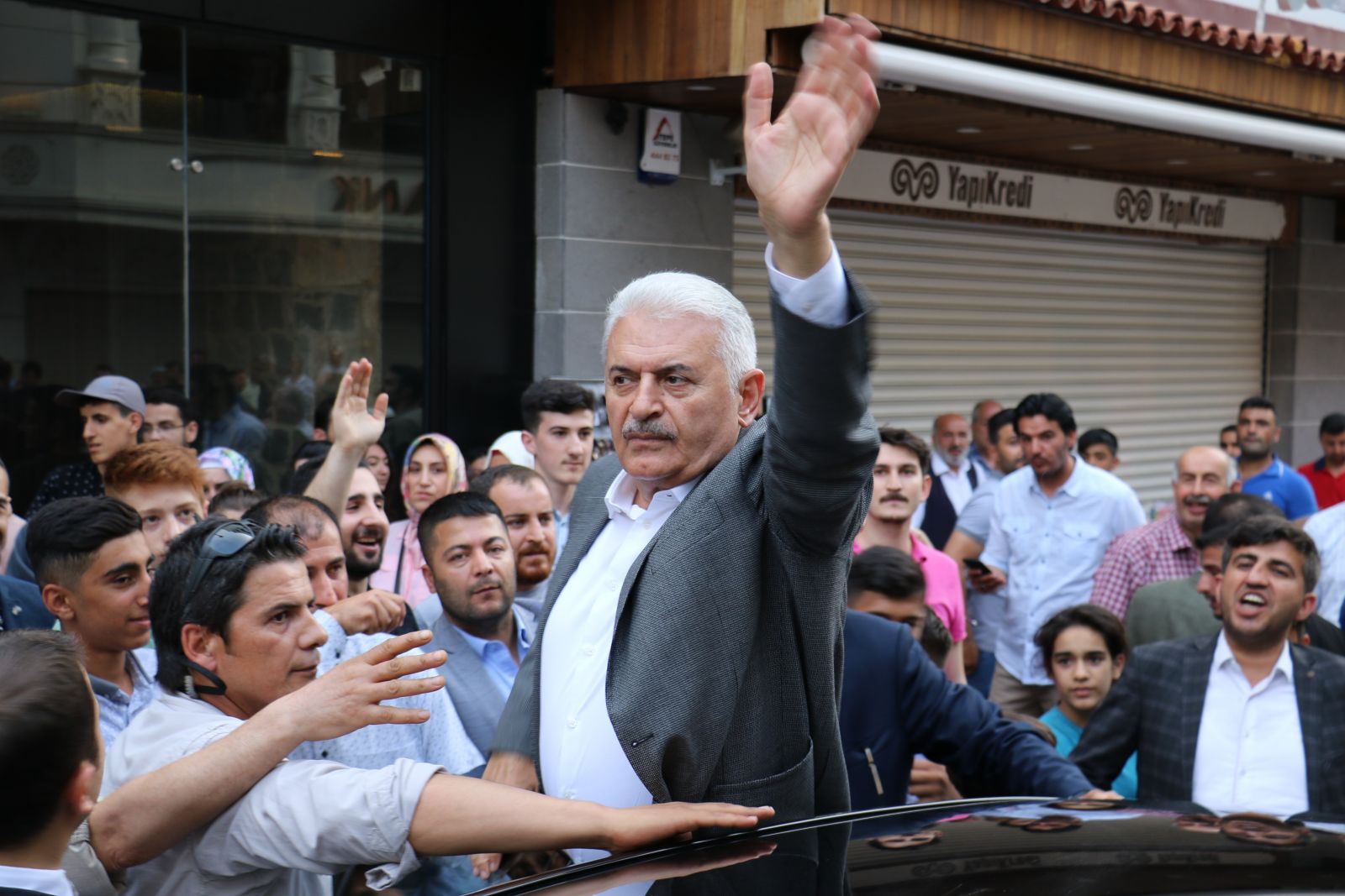 Binali Yıldırım, Sur esnafını ziyaret etti Binali Yıldırım, Sur esnafını ziyaret etti