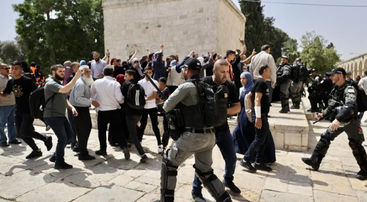 Fanatik Yahudiler Mescid-i Aksa’ya baskın düzenledi: Polis eşliğinde İsrail bayrakları açtılar Fanatik Yahudiler Mescid-i Aksa’ya baskın düzenledi: Polis eşliğinde İsrail bayrakları açtılar