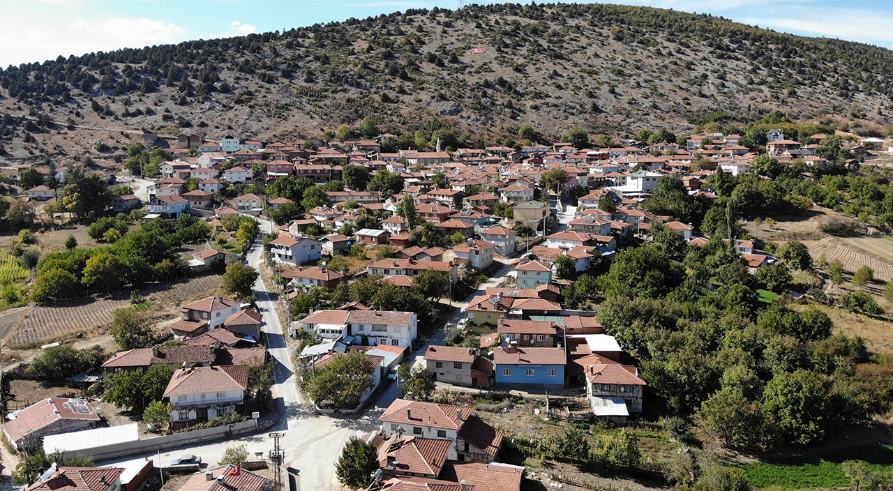 Bozuk yollar şifa oldu! Böbrek taşını düşürmek isteyen bu köye uğruyor