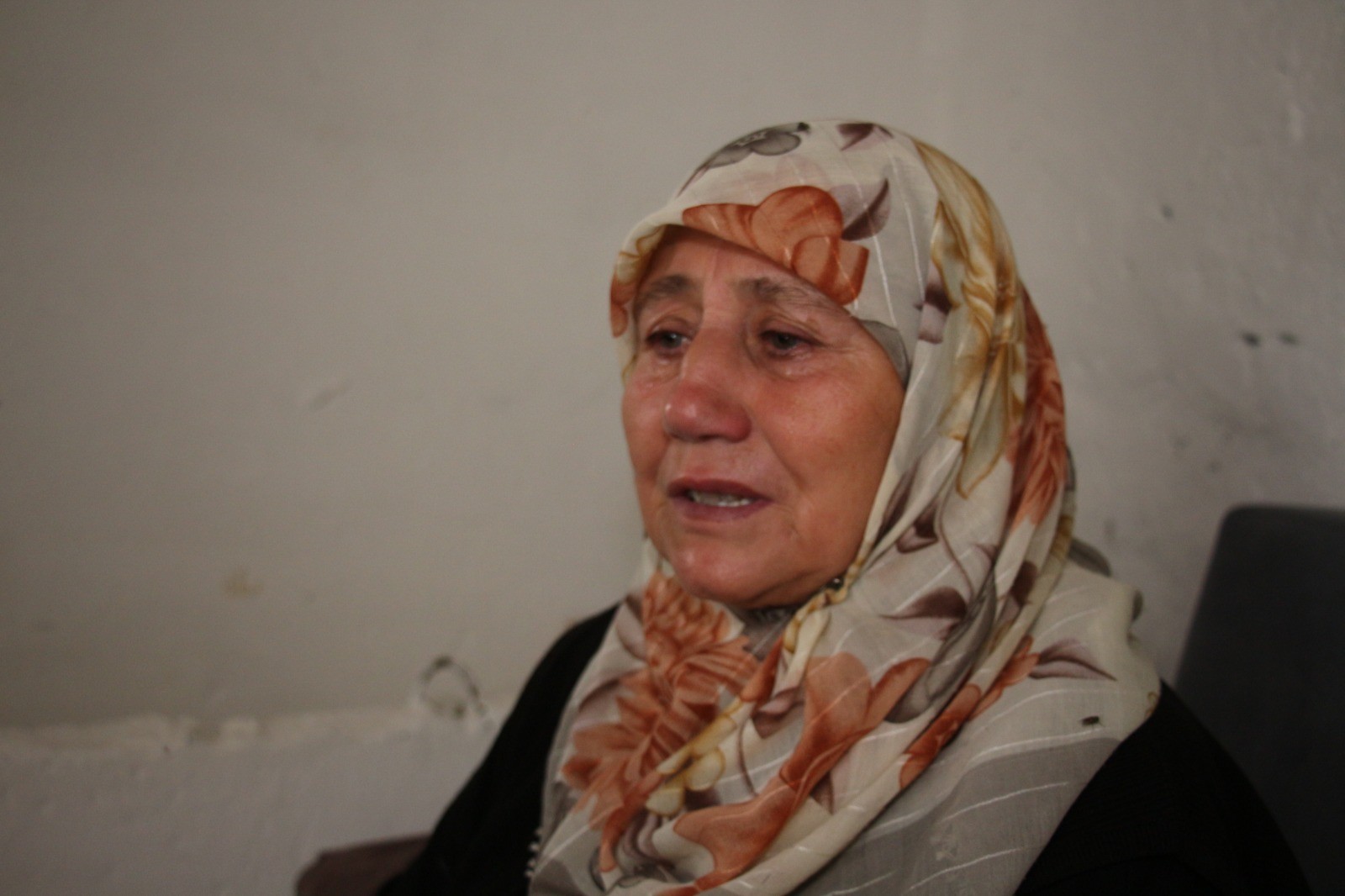 Evi yanan 76 yaşındaki Bülbül nine ahırda yaşam mücadelesi veriyor