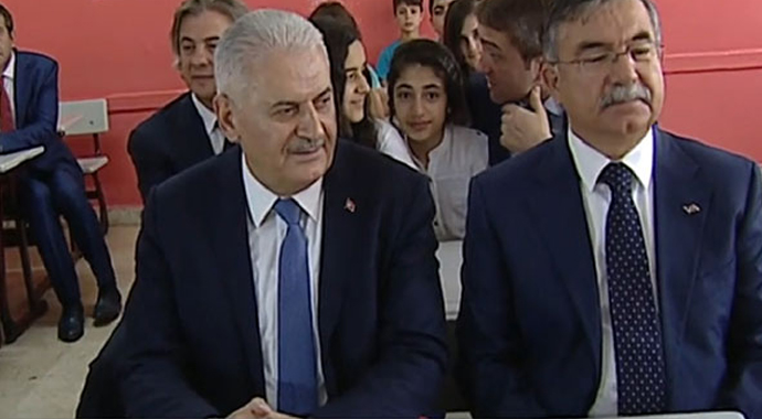 Başbakan Binali Yıldırım mezun olduğu okulda karne dağıttı