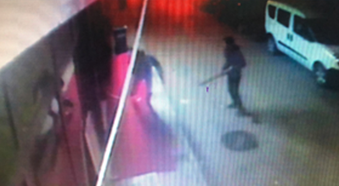 Ellerindeki döner bıçaklarıyla dükkanın camlarını böyle kırdılar