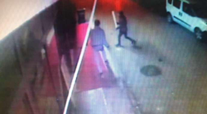 Ellerindeki döner bıçaklarıyla dükkanın camlarını böyle kırdılar