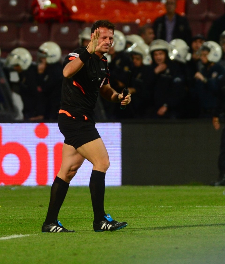 Trabzon taraftarı sahaya indi hakemi dövdü, maç tatil edildi (TS-FB ÖZET)