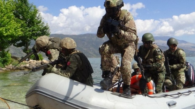 4 ülkenin komandolarının ortak tatbikatı nefes kesti