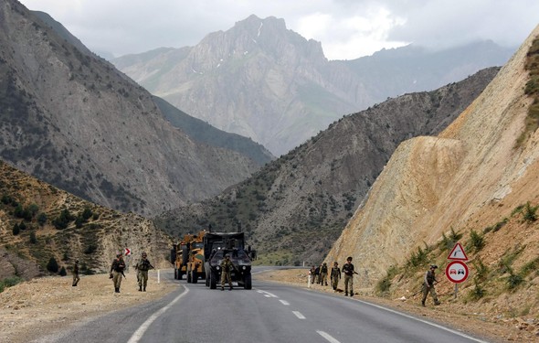 Mehmetçik Hakkari yollarında didik didik patlayıcı arıyor