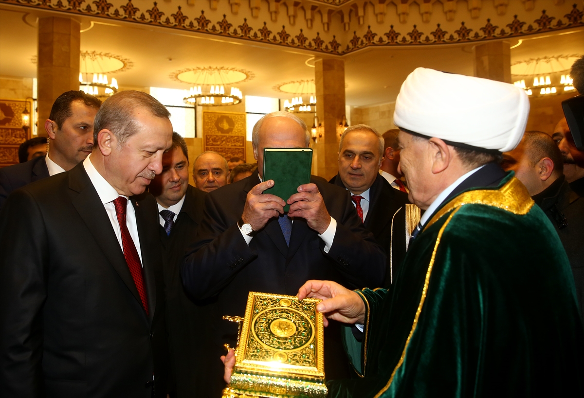 Kur'an-ı Kerim'i öptü diye eleştirilen Belarus liderinden açıklama