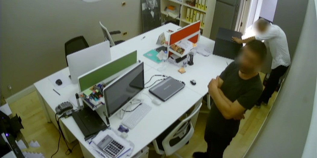 Çilingir çağırdı, patronunun kasasını soydu