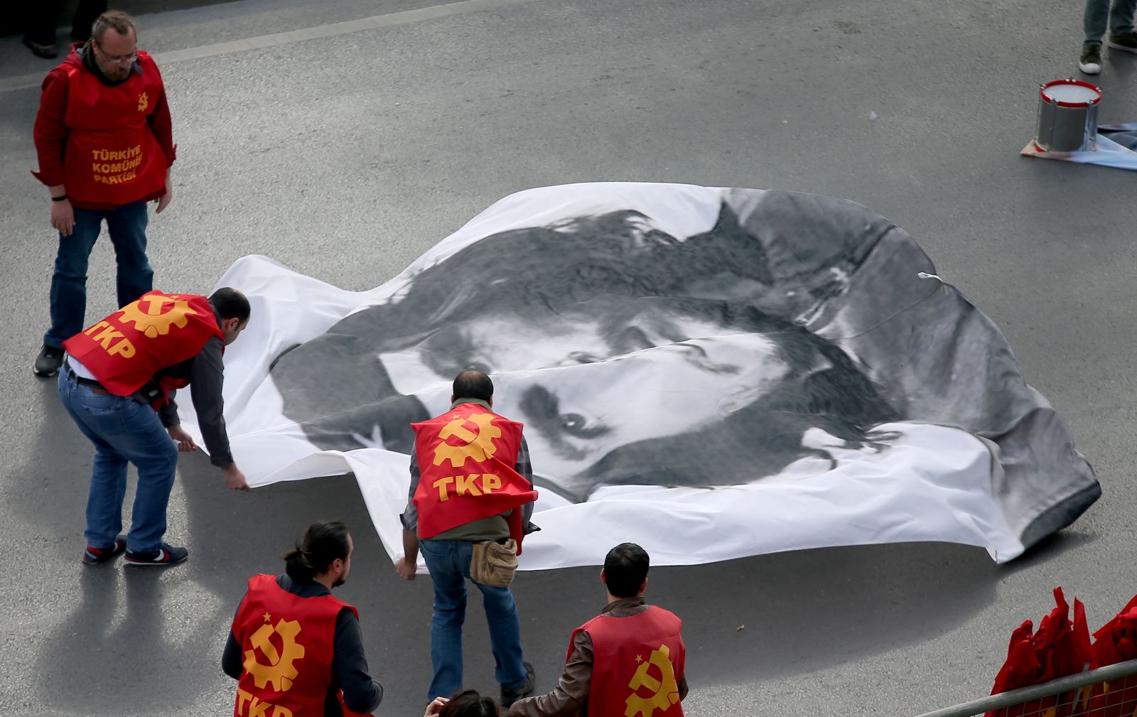 Polisler tek tek fotoğrafını çekti