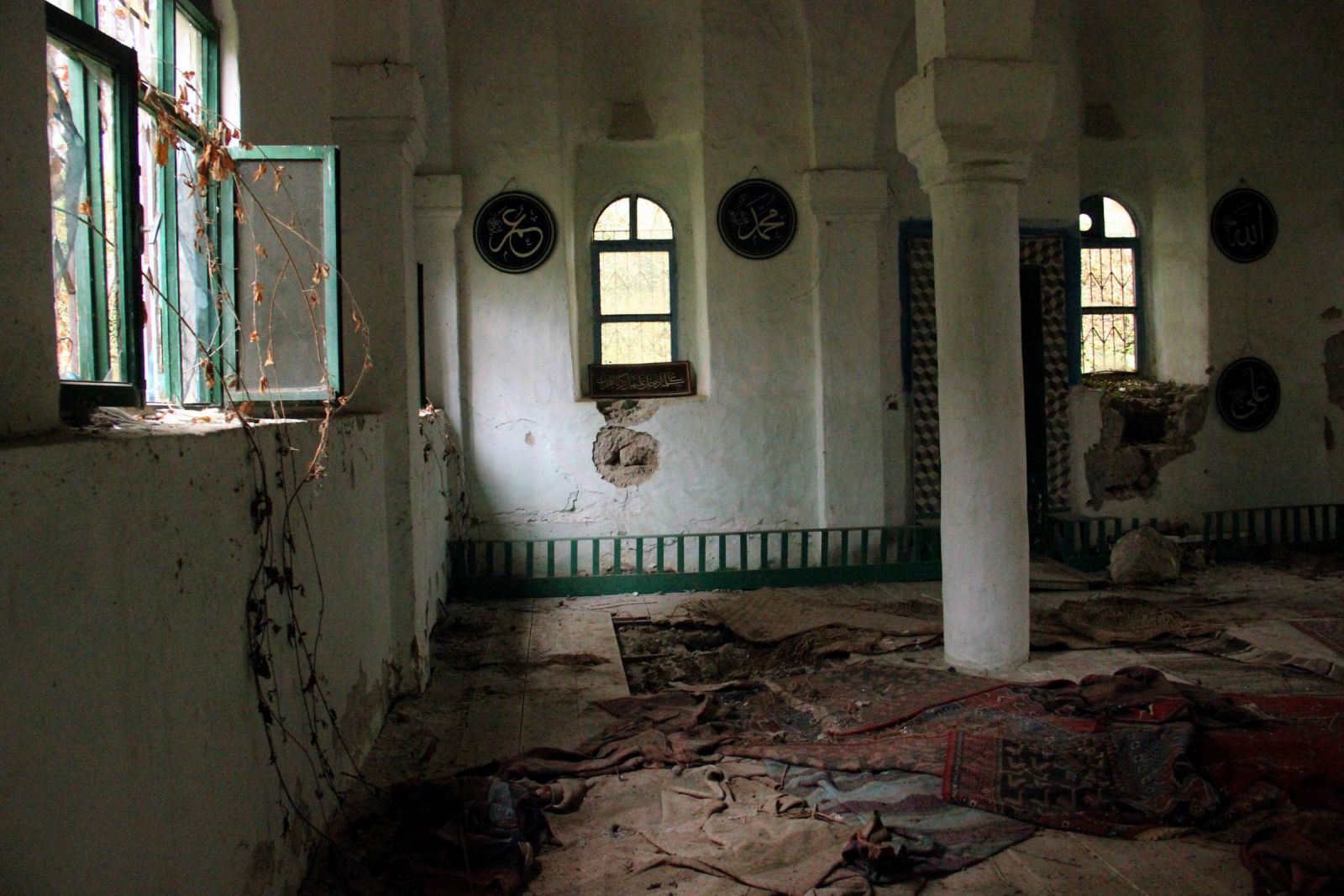 Defineciler tarihî camiyi talan etti