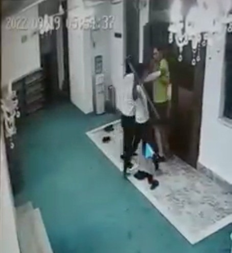 Camiye elinde kazma ve ayakkabıyla girmişti, Rus turist sınır dışı edildi