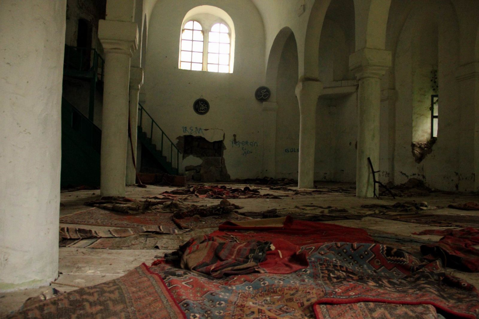 Defineciler tarihî camiyi talan etti