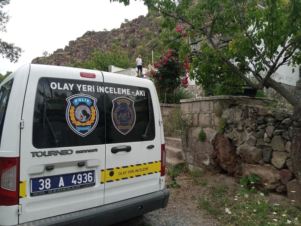 Tamir için çatıya çıkan adam canından oldu