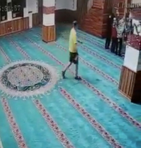 Camiye elinde kazma ve ayakkabıyla girmişti, Rus turist sınır dışı edildi