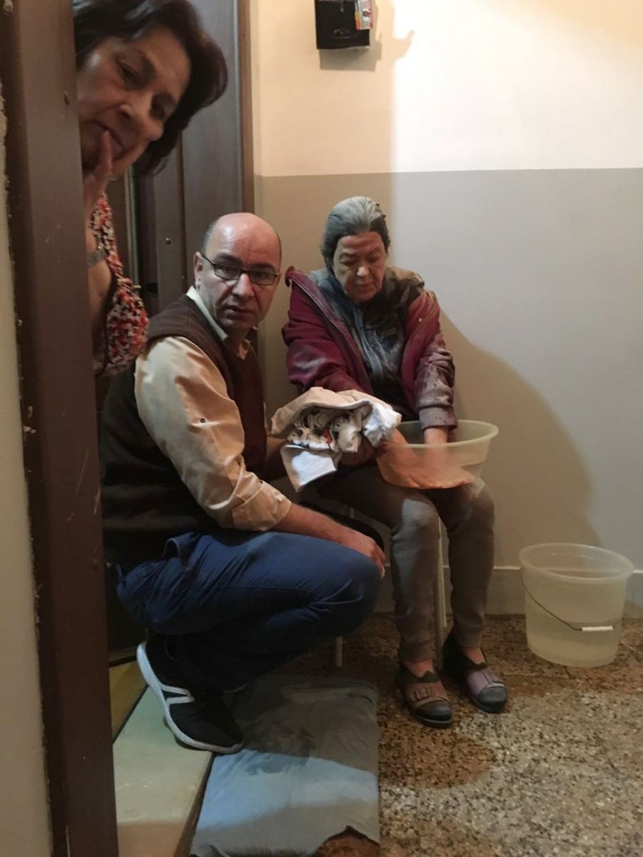Münir Özkul'un yaşadığı binada yangın çıktı