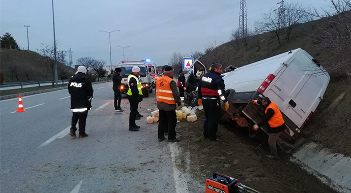 Çorum'da peynir yüklü minibüs duvara çarptı: 2 ölü