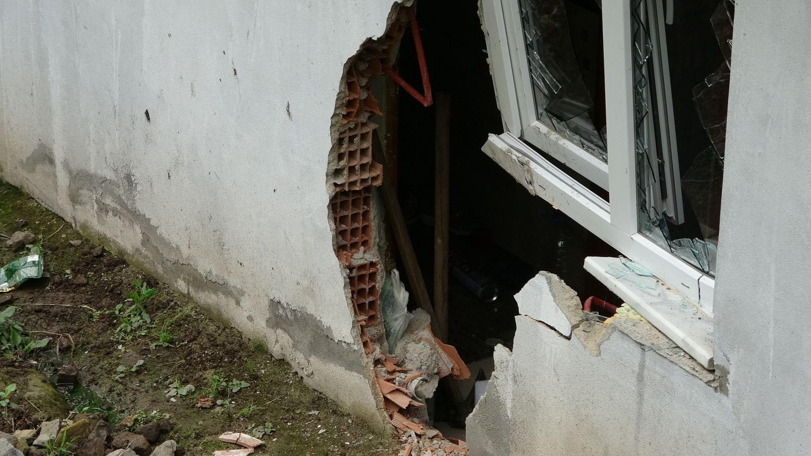 Uykuda şoku yaşayan aile, deprem olduğunu zannet ancak evin içerisinde kayayı görünce şok oldu!